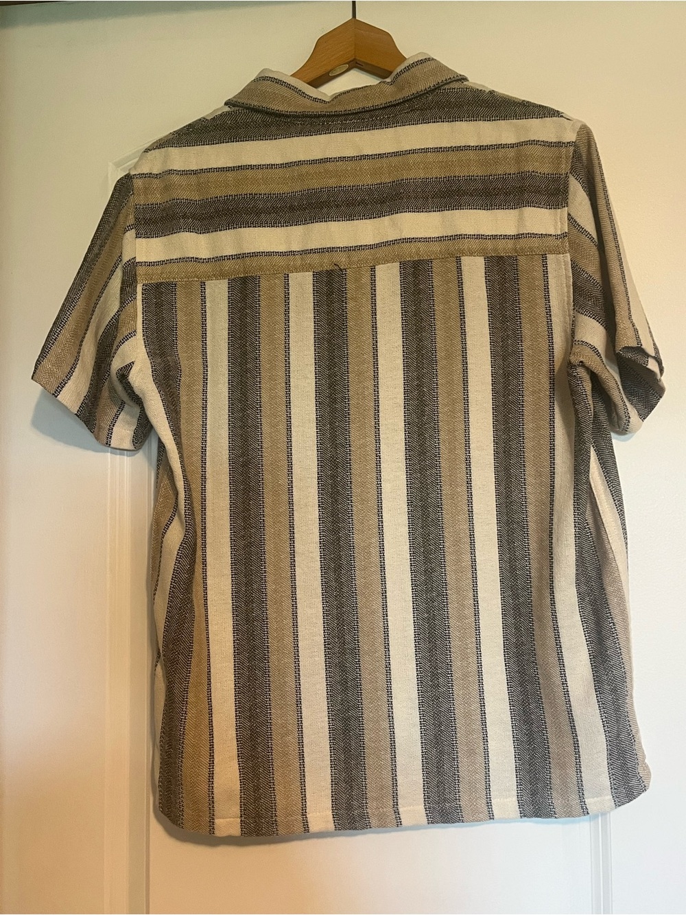 Men's Short-Sleeve Stripe Button-Down Shirt in Beige and Gray - Picture 3 of 3